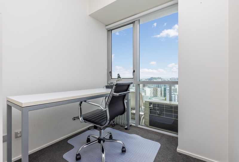 SUB-PENTHOUSE APARTMENT WITH STUNNING CITY VIEWS!