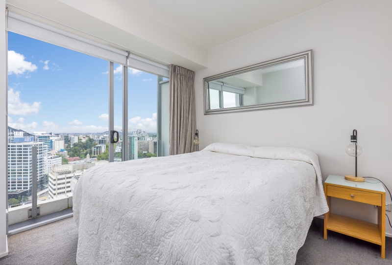 SUB-PENTHOUSE APARTMENT WITH STUNNING CITY VIEWS!