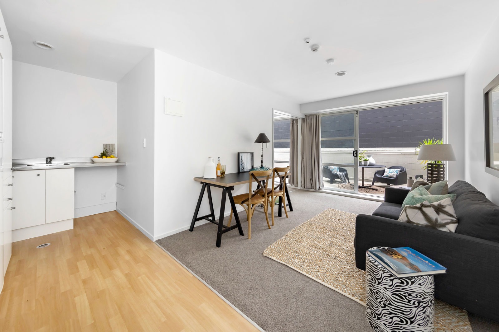 SUN-SOAKED END UNIT IN PRIME LOCATION