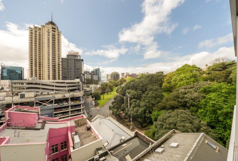 STUNNING PARKSIDE APARTMENT