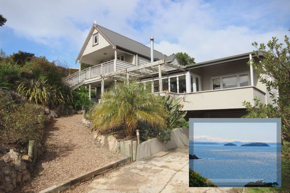 WAIHEKE - "QUEENS COTTAGE"