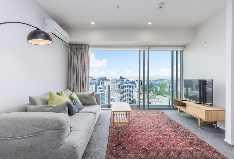 SUB-PENTHOUSE APARTMENT WITH STUNNING CITY VIEWS!