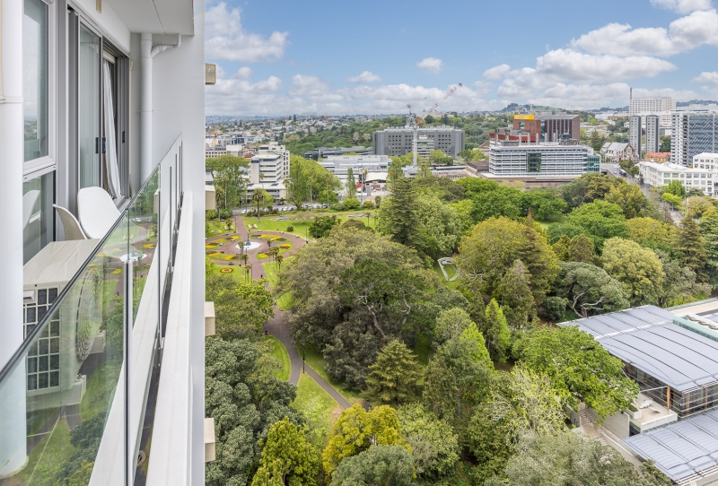 SUB-PENTHOUSE APARTMENT WITH STUNNING CITY VIEWS!