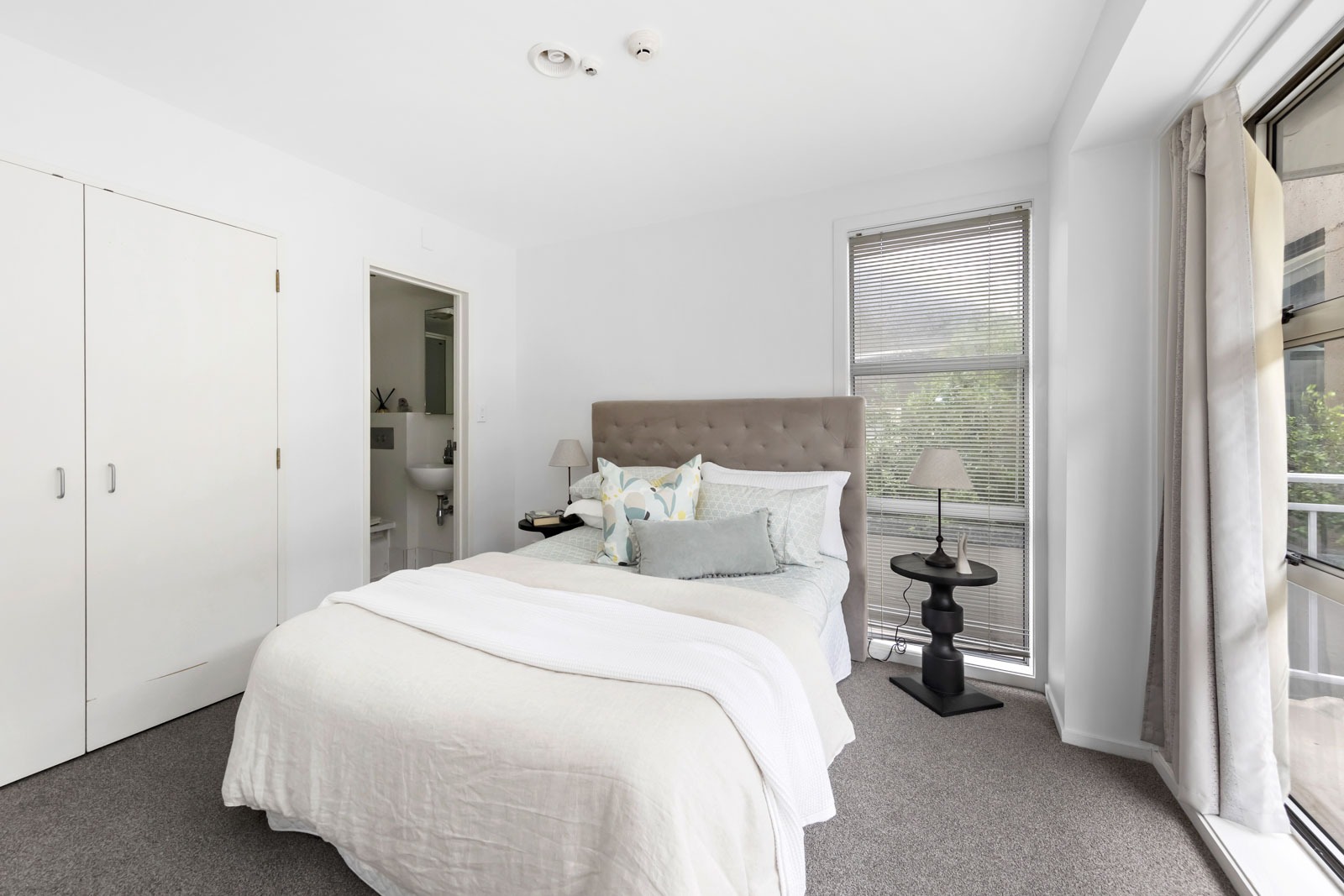 SUN-SOAKED END UNIT IN PRIME LOCATION