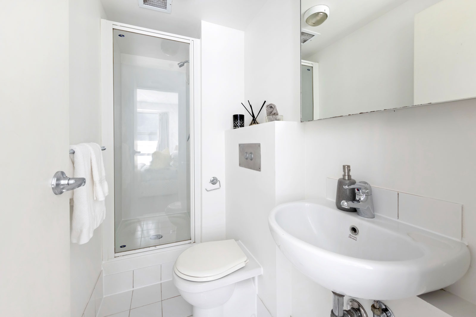 SUN-SOAKED END UNIT IN PRIME LOCATION