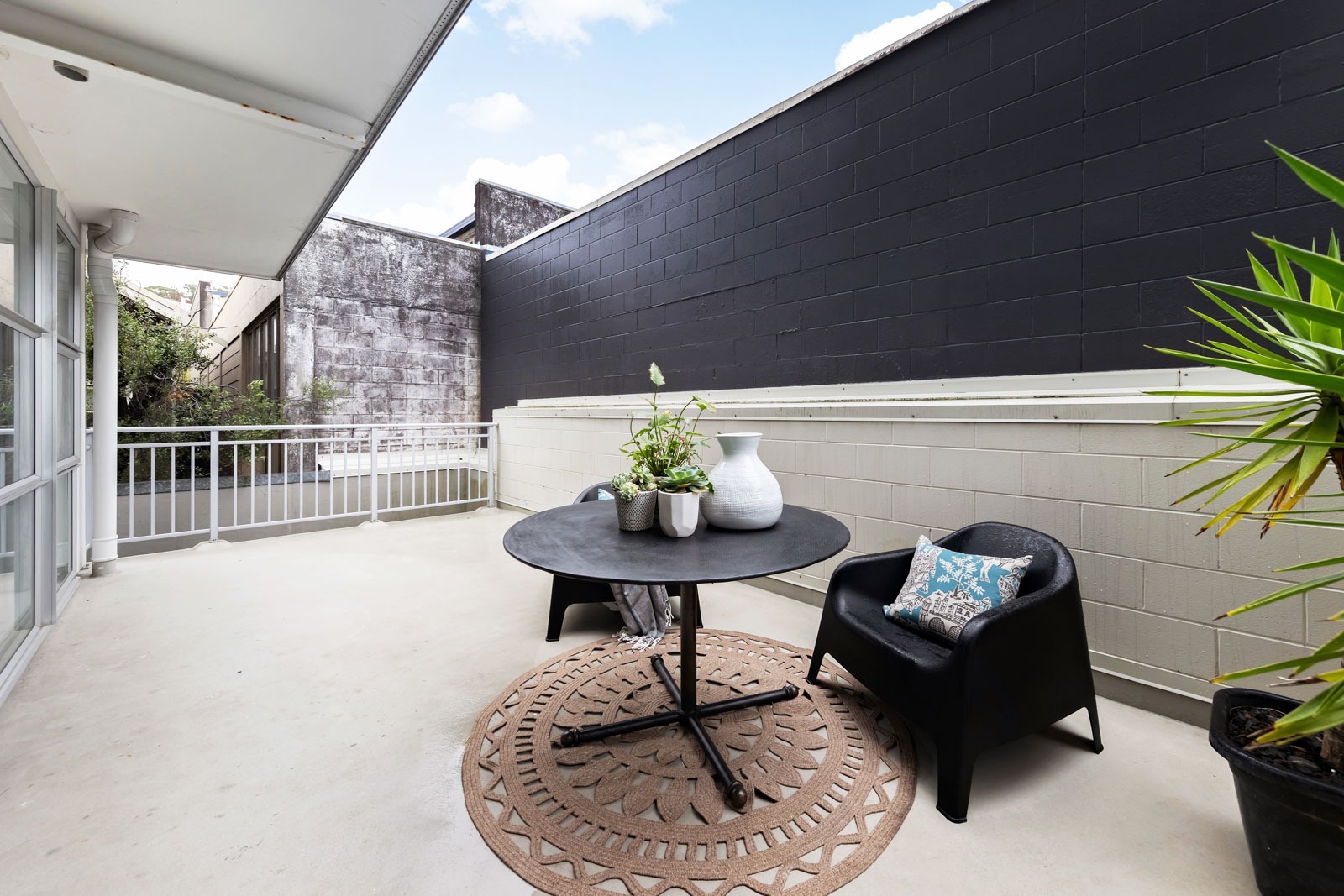 SUN-SOAKED END UNIT IN PRIME LOCATION