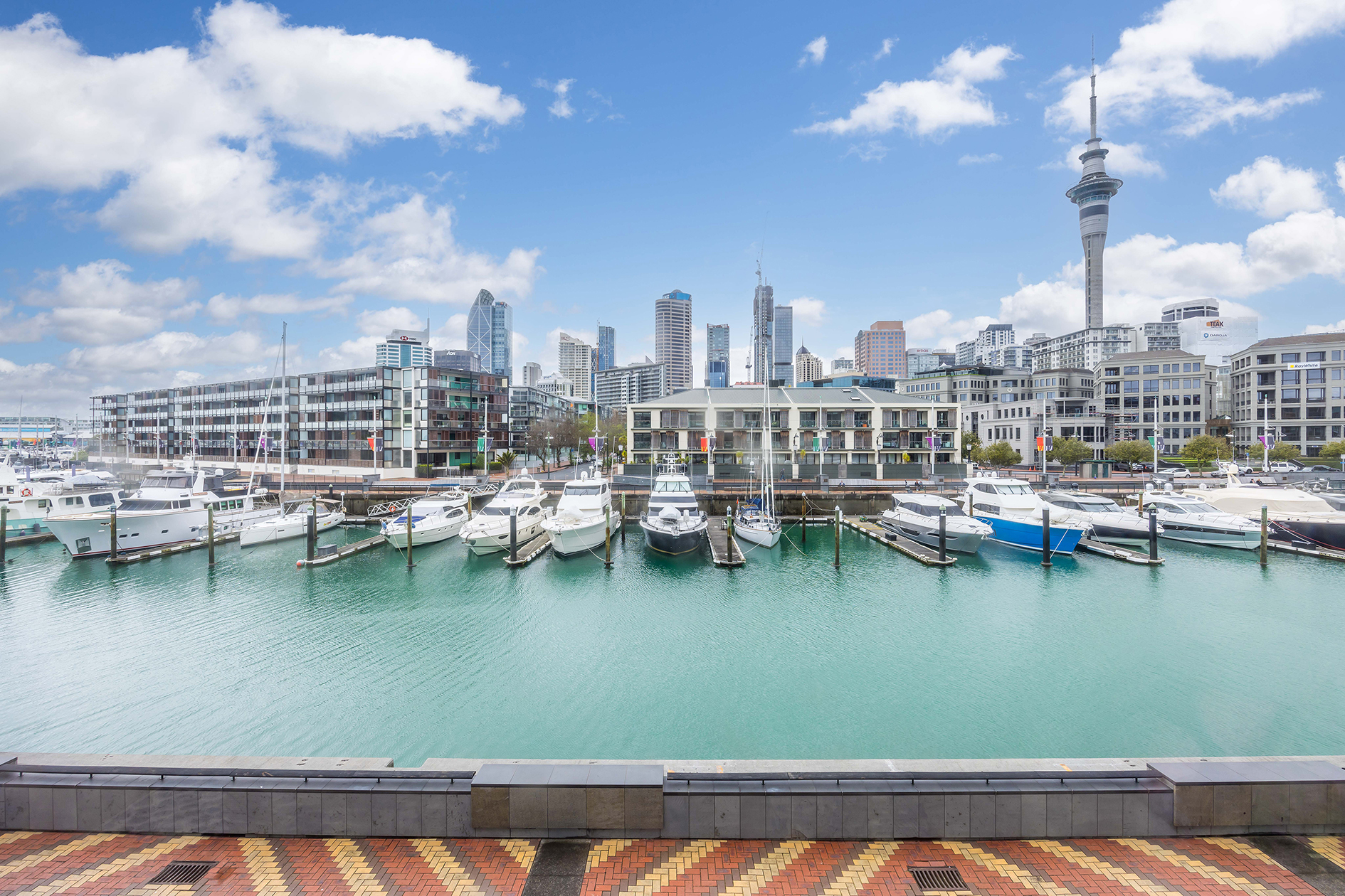 BUILT TO LAST ... PEACEFUL WATERFRONT 3BRM